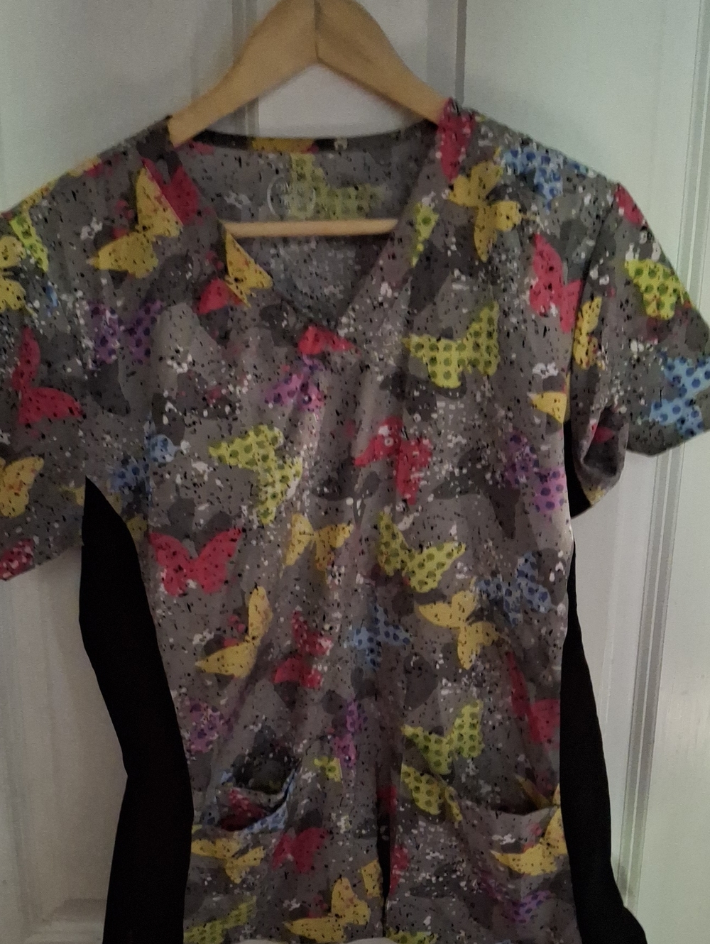Women’s Gray Butterfly Print Scrub Top - Unbranded